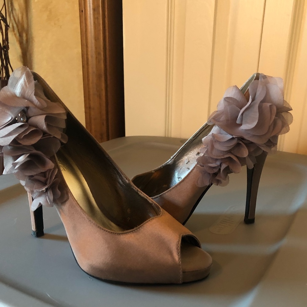Nine West 7M silver embellished peep toe pumps